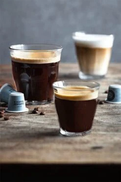 De Koffiejongens - Decaf - Nespresso Cups - 100% Biologisch Afbreekbaar - 60 Cups - 100% Nespresso Compatible 7 De Koffiejongens - Decaf - Nespresso Cups - 100% Biologisch Afbreekbaar - 60 Cups - 100% Nespresso Compatible -Koffiehuis 800x1200 12